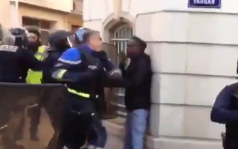 Les Merdias Ne Vous Le Montreront Pas Quand Un Policier