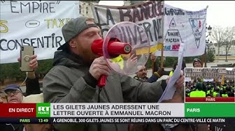 Des Gilets Jaunes Lisent Une Lettre à Emmanuel Macron Devant