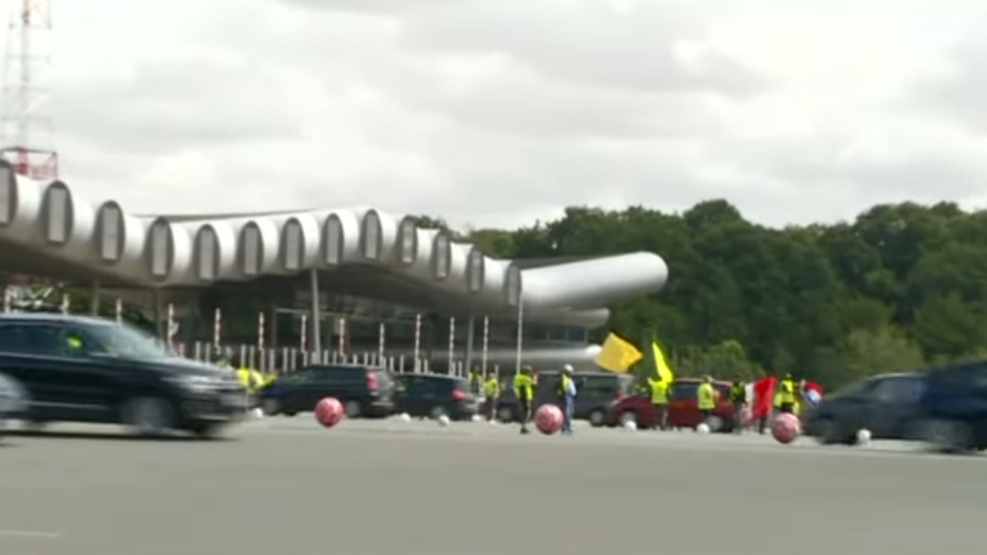 Des Gilets Jaunes Ont Ouvert Le Péage De Saint Arnoult En