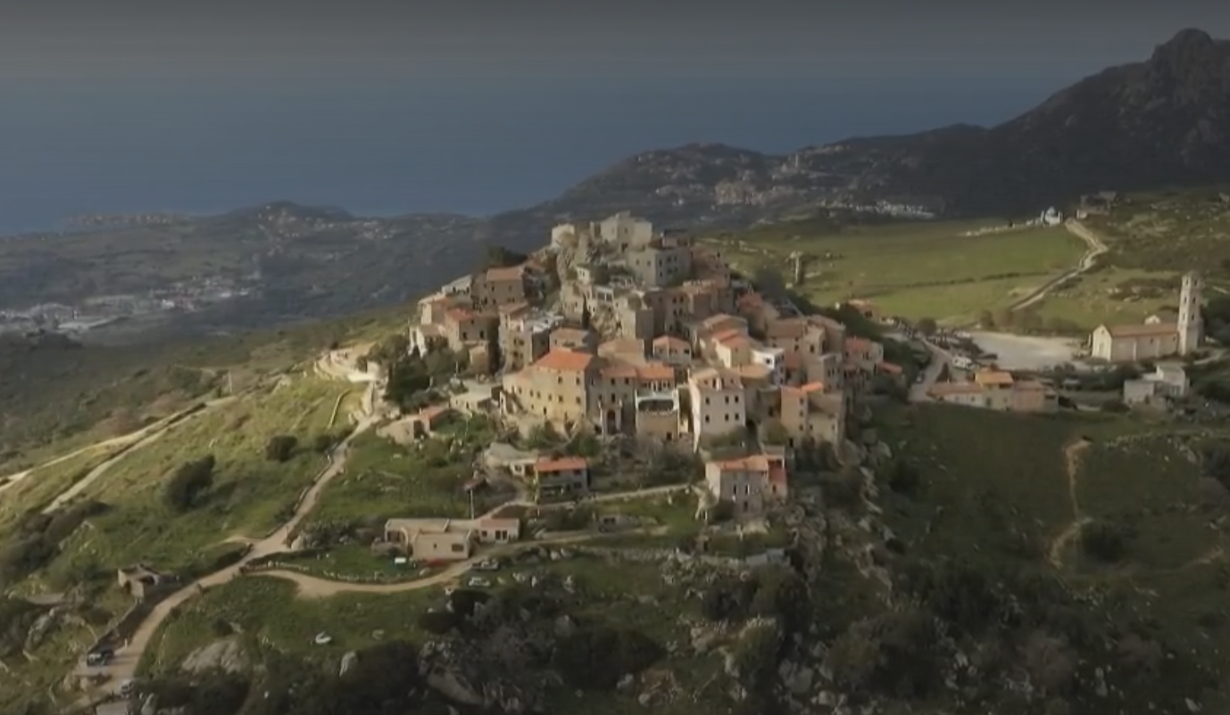 Corse : le village de Sant’Antonino, un joyau du patrimoine français (REPORTAGE)