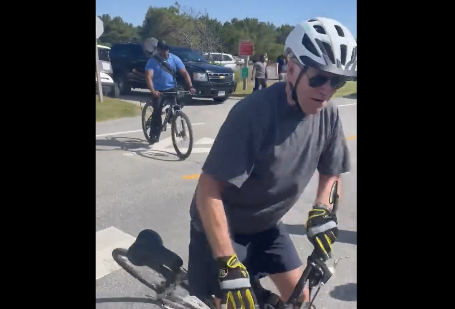 Le vieillard Joe Biden chute de son vélo (VIDÉO)