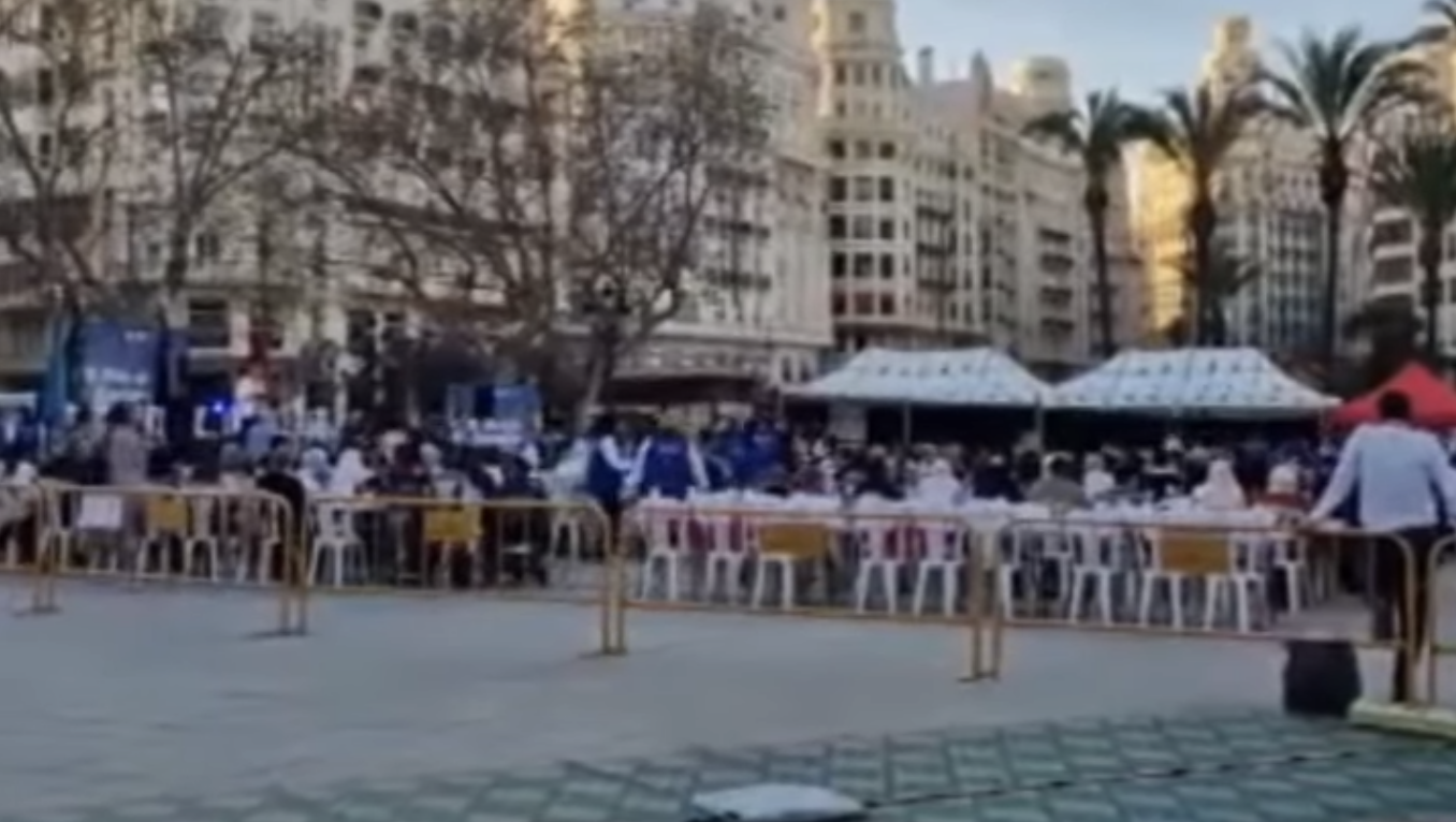 La plus célèbre place de Valence (Espagne) transformée en mosquée pour le Ramadan… (VIDÉO)