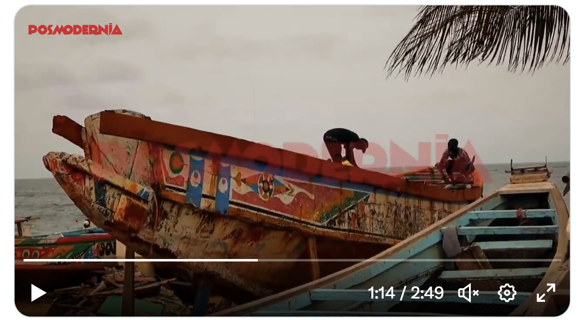 Le Camp des Saints : des charpentiers sénégalais réparent les pirogues qui seront utilisées par des centaines d’immigrés pour naviguer vers les Canaries et l’Europe (VIDÉO)