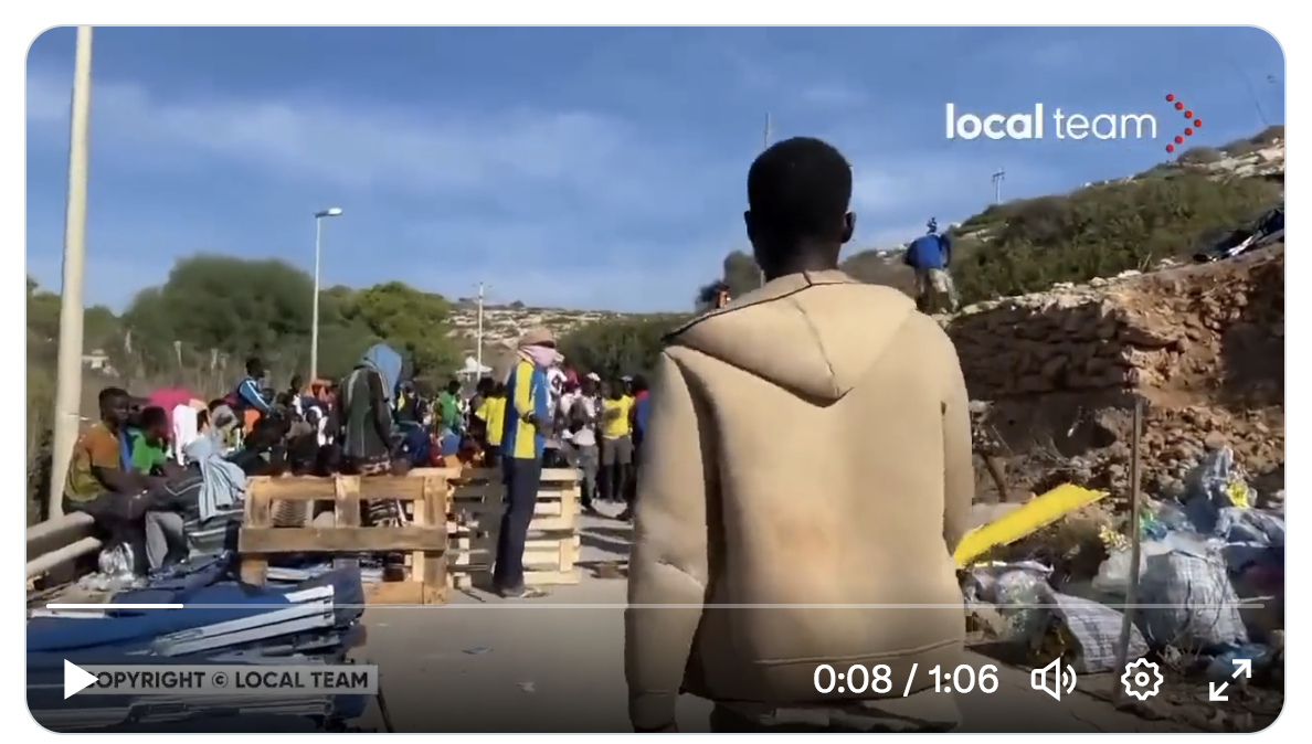 Italie : Les migrants nouvellement arrivés à Lampedusa bloquent les routes et organisent des manifestations pour exiger plus de nourriture, d’argent et qu’ils soient autorisés à se déplacer librement à travers l’Europe (VIDÉO)