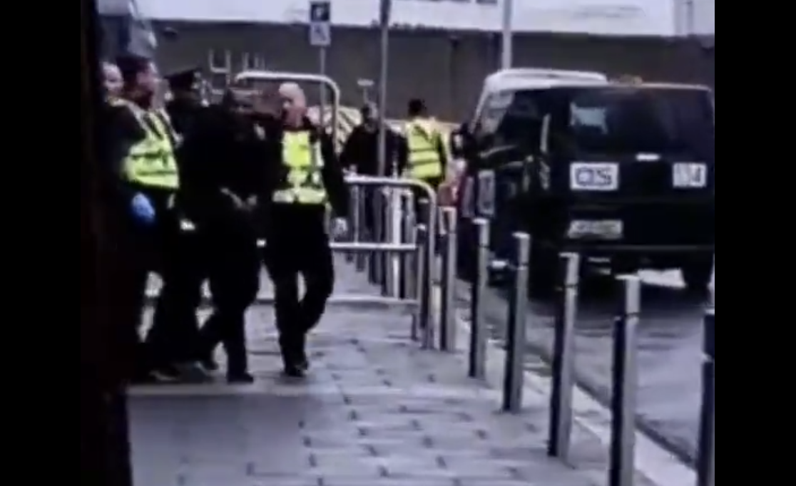 Irlande : Un migrant africain arrêté à l’aéroport de Dublin après avoir poignardé un voyageur (VIDÉO)