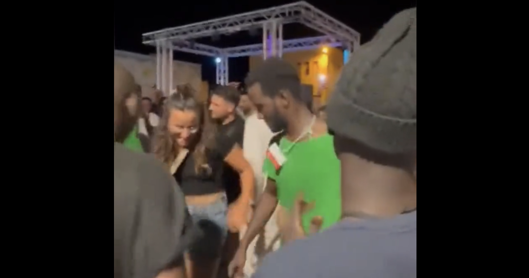 Lampedusa : Des Françaises et des Allemandes dansent avec les clandestins qui envahissent l’Europe (VIDÉO)
